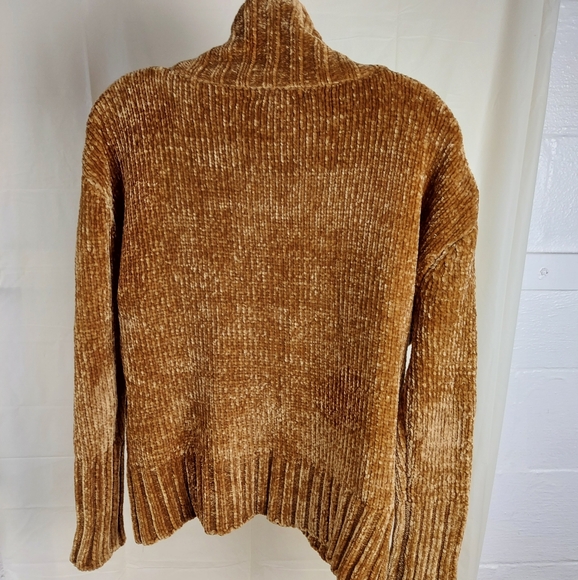 Small Boxy Cropped Sweater With Mock Neck by Chelsea and Theodore - Picture 5 of 11